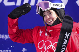 中国选手谷爱凌获得北京冬奥会自由式滑雪女子坡面障碍技巧银牌