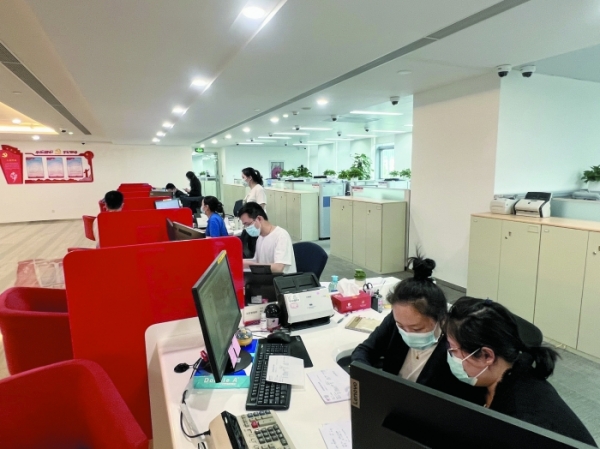 上海“金融驻守”启动复工换岗 安全返岗力保业务“不断档”