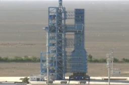 航天员到达发射塔架9层平台 等待进舱