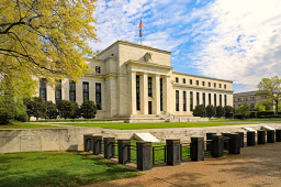 美联储货币政策面临“走钢丝”