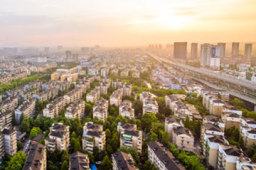 广东：稳妥处置房地产企业债务风险 因城施策支持刚性和改善性住房需求