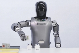 优必选亮相百度AI开发者大会 展示AI大模型+人形机器人应用